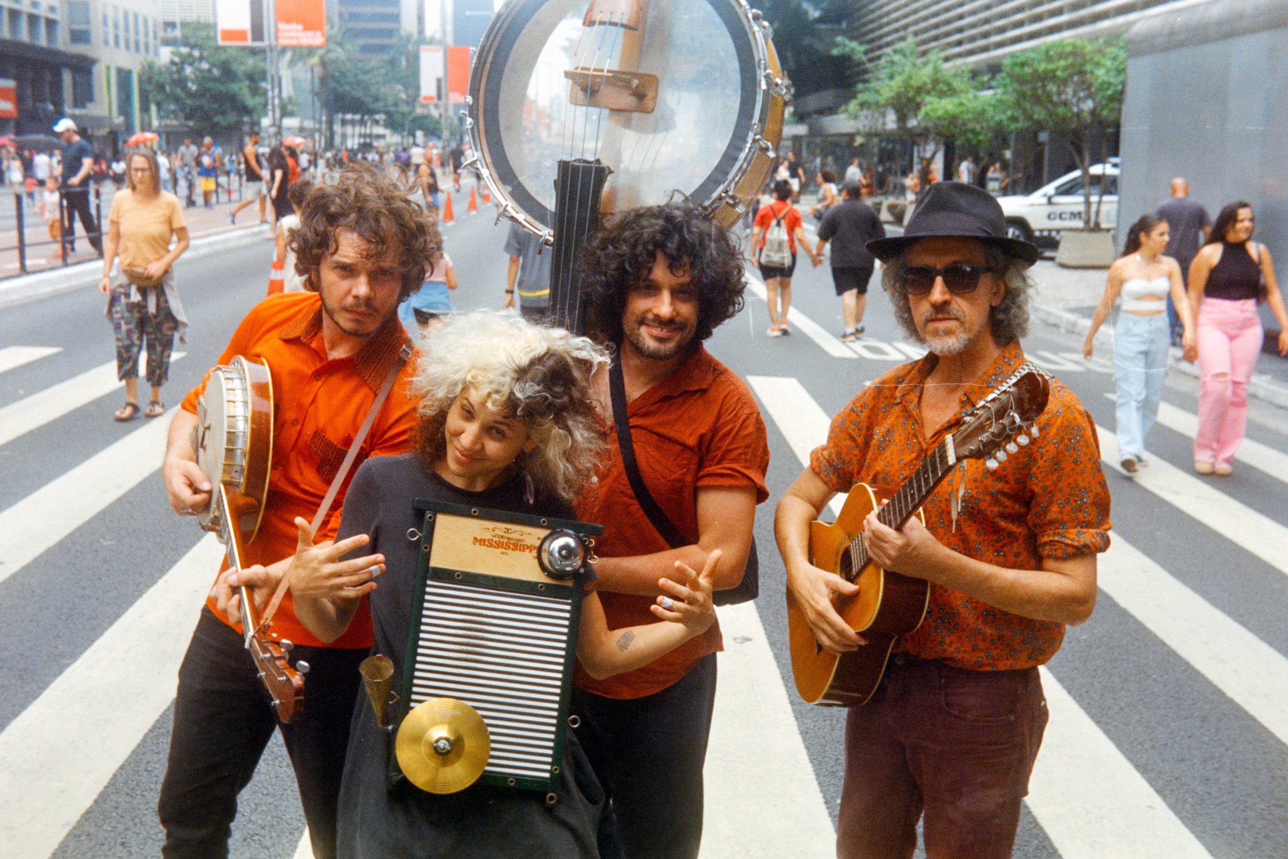 Show | Mustache & os Apaches comemoram 80 anos de Raul